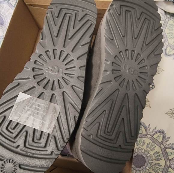 UGG Boots - Picture 4 of 7